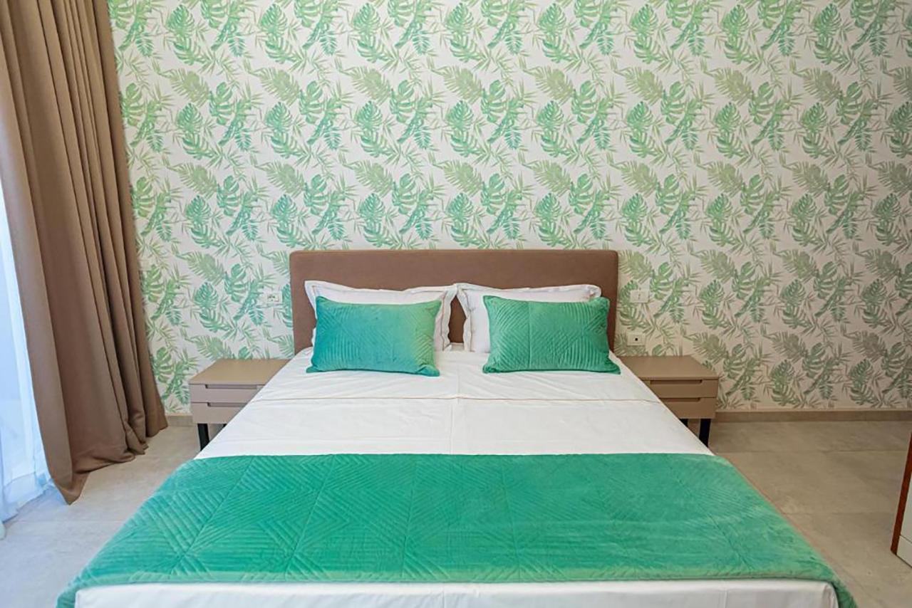 Toto Hotel & Apartments Radhime Bagian luar foto