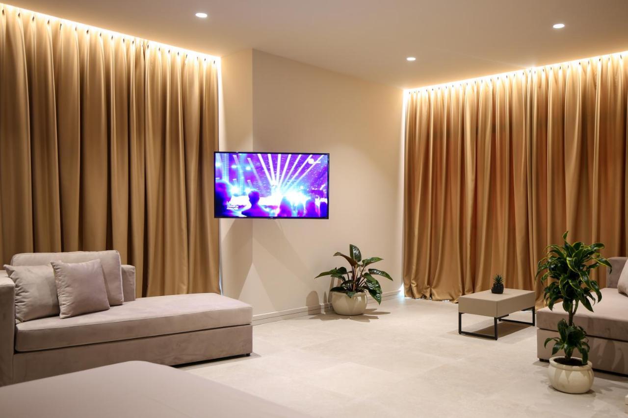 Toto Hotel & Apartments Radhime Bagian luar foto