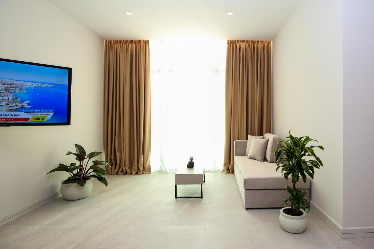 Toto Hotel & Apartments Radhime Bagian luar foto
