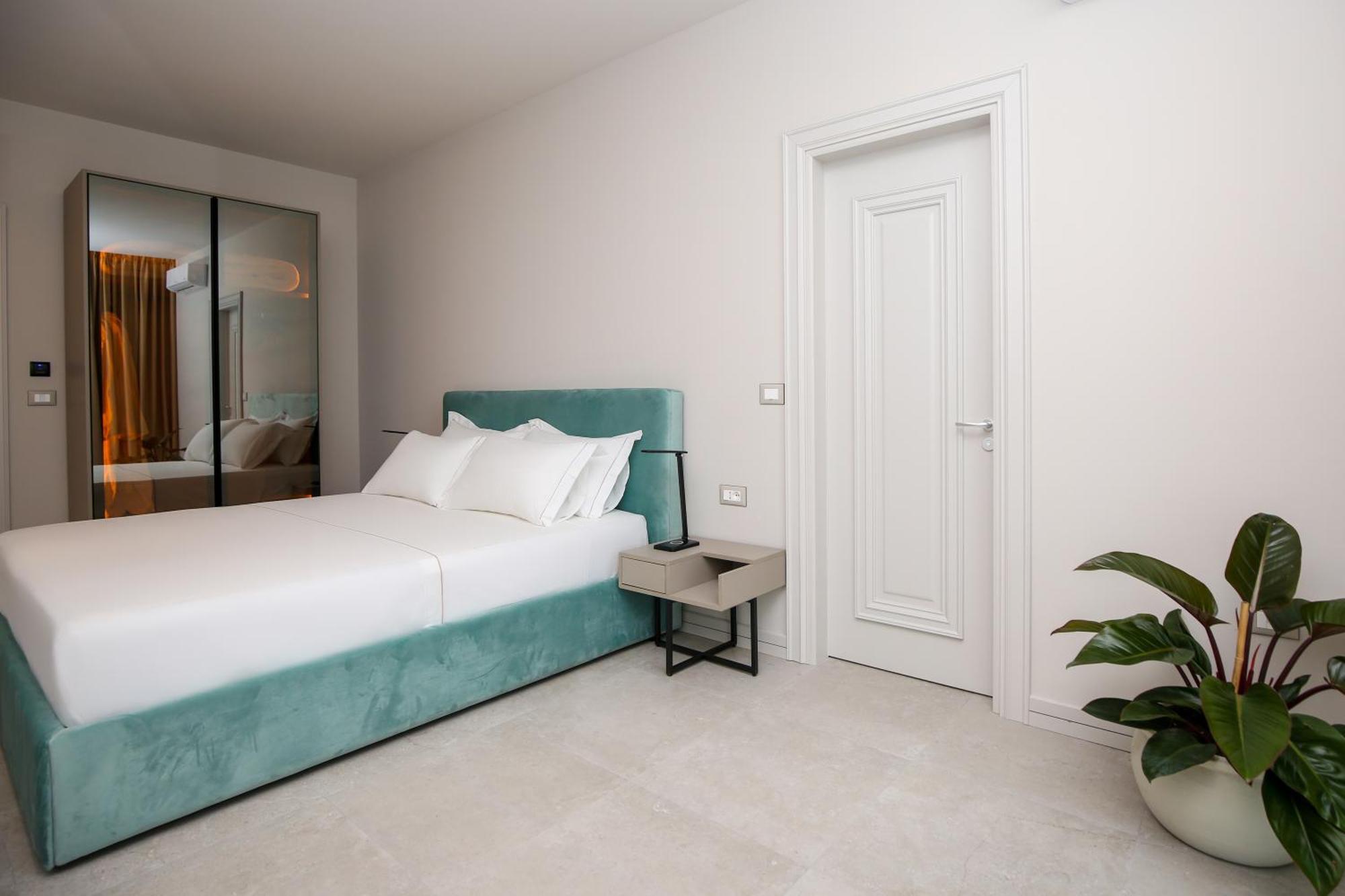 Toto Hotel & Apartments Radhime Bagian luar foto