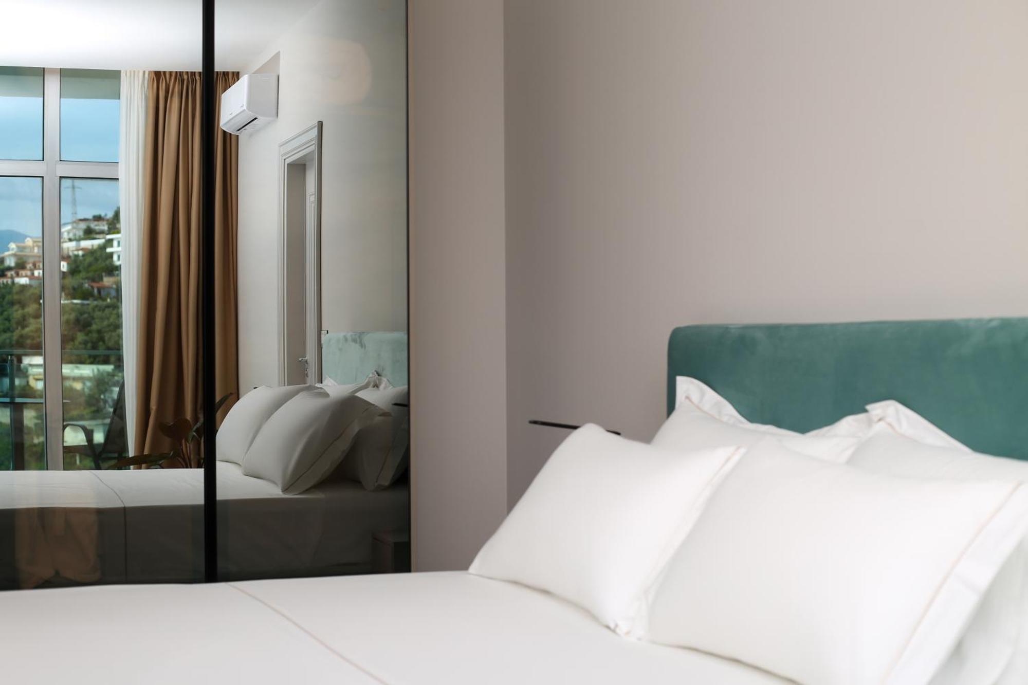 Toto Hotel & Apartments Radhime Bagian luar foto