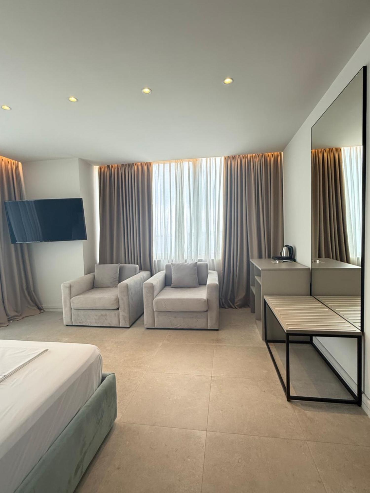 Toto Hotel & Apartments Radhime Bagian luar foto